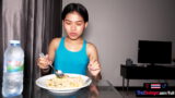 คลิปหลุดวัยรุ่นสาวไทยหน้าบ้านๆโครตน่ารักโดนฝรังรุ่นพ่อควยใหญ่ยาวจับแทงหีหลังกินข้าว