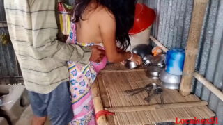 หนังโป๊วันนี้ สาวอินเดียหุ่นดีฟิตมากๆโดนแฟนหนุ่มเงี่ยนจัดแอบตามาจับเย็ดหีแก้เงี่ยนในห้องครัว